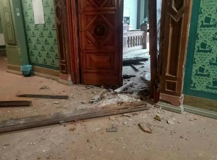 La puissante vague explosive a été affectée par les bâtiments historiques environnants - de degrés divers de dommages ont subi 15 monuments du patrimoine culturel.