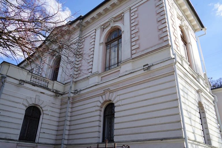 Росіяни вже вдруге пошкодили Сумський художній музей, який досі зберігає колекцію живопису